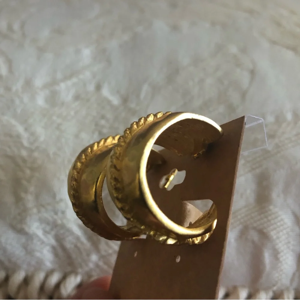 Vintage 70s-80s Kenneth Jay Lane matte gold wide hoop clip on earrings - Picture 4 of 12